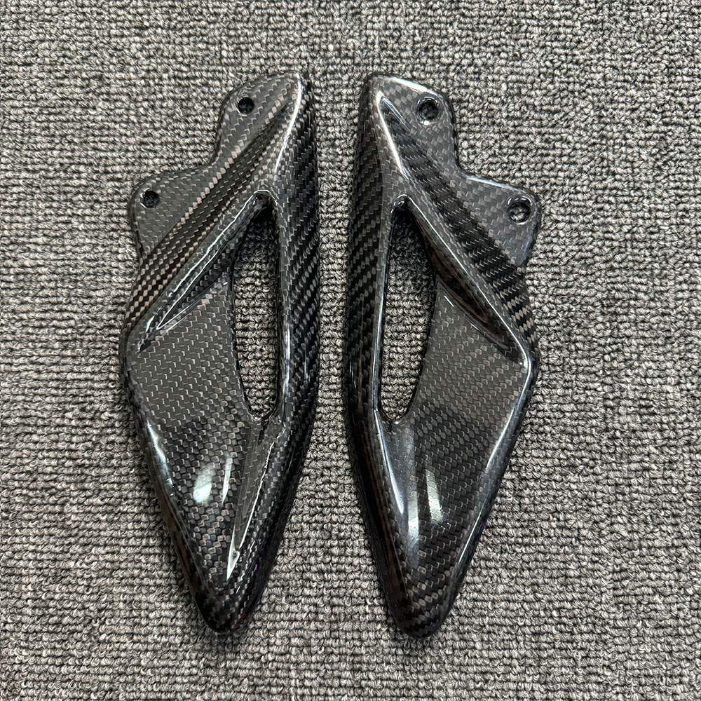 For Triumph Street Triple 660  - Crepe Pan Carbon recension och pris